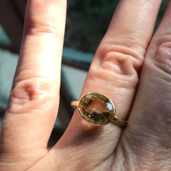 Lisa Eldridge The Meena Ring Oval Cut Light Citrine in Solid 18K Gold - Picture 4 of 4